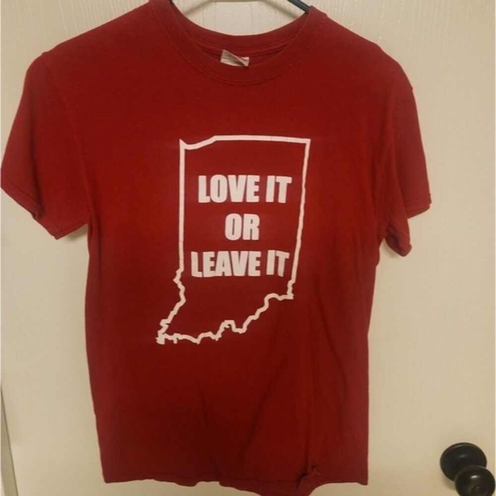 ~ mens red and white State of Indiana outline love it or leave it shirt - size S